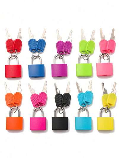 1个多色迷你小挂锁，带钥匙，彩色塑料外壳，锌合金材质，适用于行李箱、背包、健身房储物柜、旅行箱、教室等，也可用于旅行收纳柜和度假行李箱。这款彩色塑料挂锁适合学生背包、日记本和储蓄罐等，是学校、健身房、夏季旅行的必备品，也是馈赠亲朋好友的礼物。旅行必备，适合海滩度假、学校用品和返校用品。