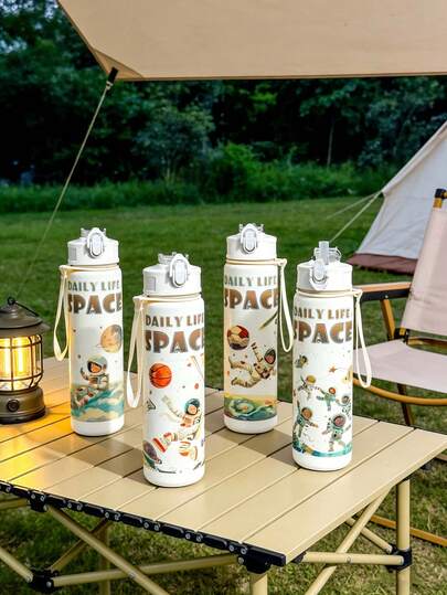 1 bình nước có ống hút hình phi hành gia, dung tích 750ml/26oz, kèm quai xách, nhỏ gọn và bền chắc, thích hợp cho các hoạt động thể thao ngoài trời, cắm trại, du lịch, tập thể dục, leo núi. Món quà tuyệt vời cho sinh nhật và các ngày lễ.