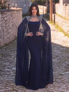 Faeriesty 这款优雅的女士晚礼服采用雪纺披肩领设计，修身剪裁，并饰以闪亮装饰，尽显精致优雅的气质。它是正式晚宴、红毯活动、颁奖典礼和文化庆典的完美之选。也适合春季婚礼派对。 - 藏蓝色 - 查看 2