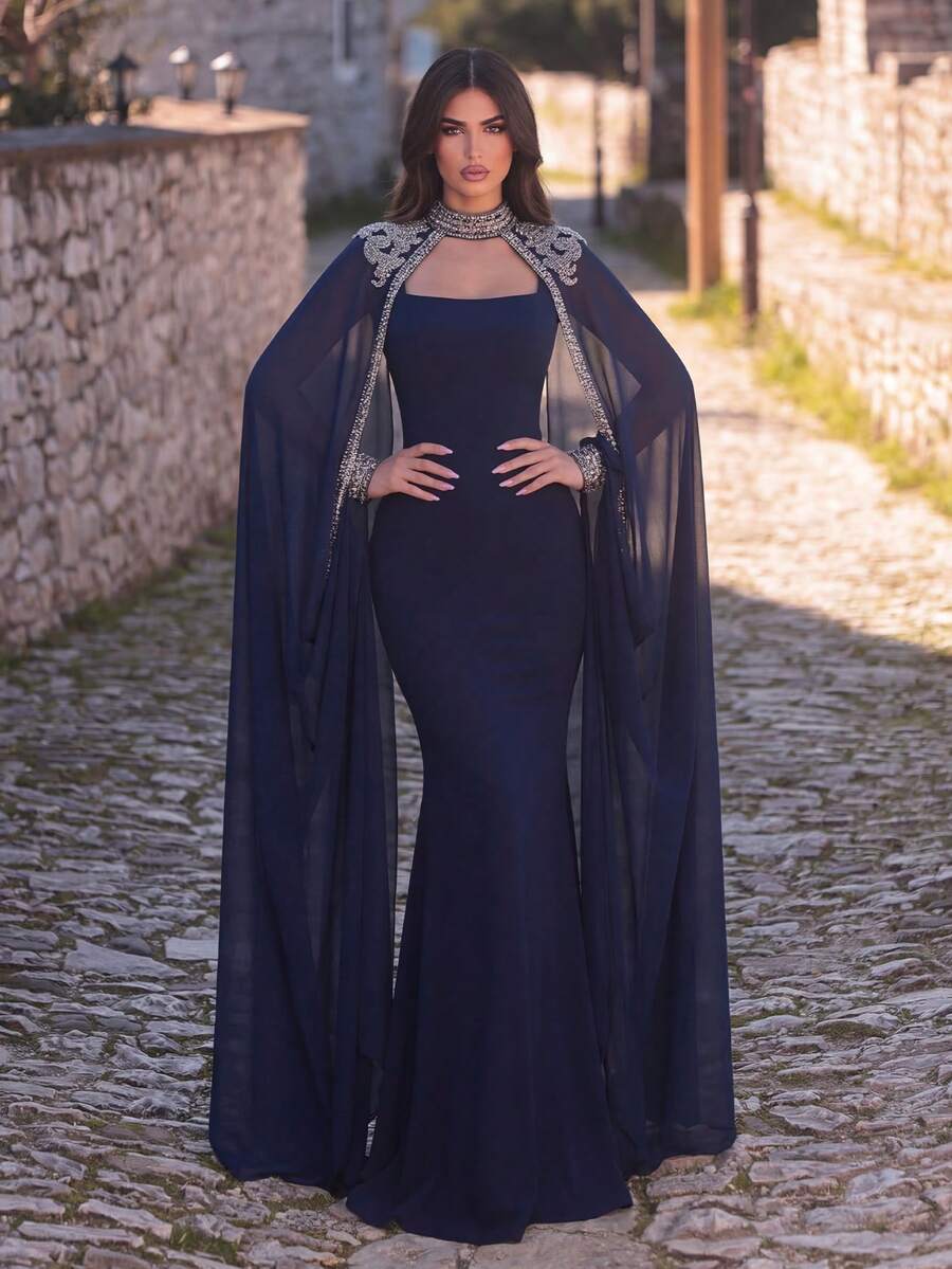 Faeriesty 这款优雅的女士晚礼服采用雪纺披肩领设计，修身剪裁，并饰以闪亮装饰，尽显精致优雅的气质。它是正式晚宴、红毯活动、颁奖典礼和文化庆典的完美之选。也适合春季婚礼派对。