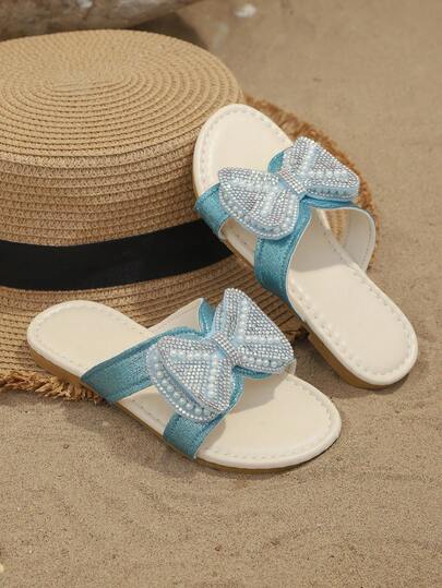 1 đôi dép thời trang màu xanh dương cho bé gái, đính sequin và ngọc trai lấp lánh nhiều màu sắc với nơ đôi, kiểu dáng tối giản mũi tròn hở ngón, mềm mại, chống trơn trượt, dép công chúa dễ thương phong cách Bohemian, thích hợp cho sử dụng hàng ngày, đi nghỉ mát, dạo phố, dự tiệc, mùa xuân/hè. Hàng mới về