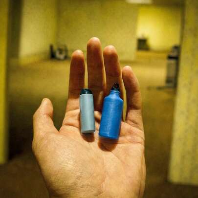 2 móc khóa mini hình chai nước hạnh nhân, phụ kiện phong cách Dreamcore Critical Space, mặt dây chuyền hình chai mini sáng tạo, mặt dây chuyền Weird Core màu xanh/xám.