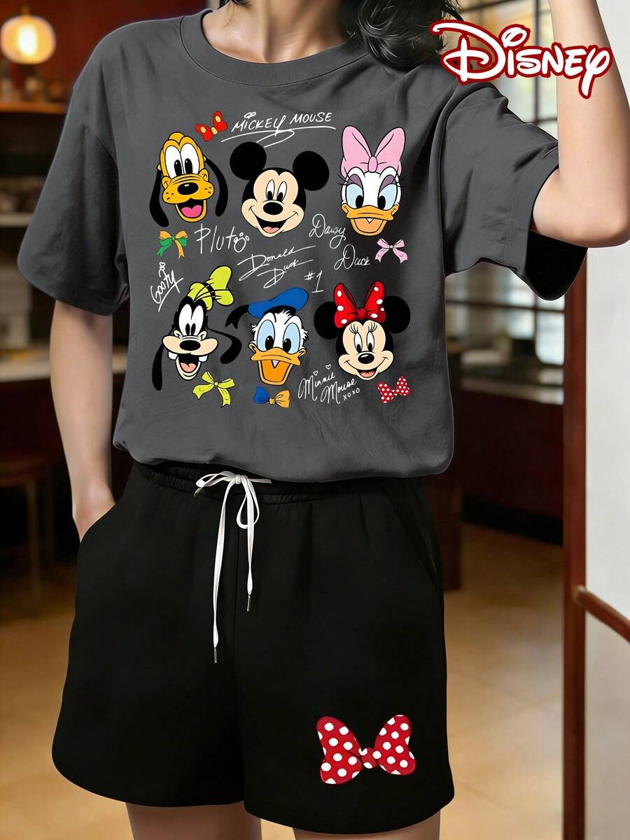 Disney Official Authorization | Women's 2PCS Casual Short-Sleeve T-Shirt & Shorts Set. Centered On The Hugging Scene Of Lilo & Stitch, It Combines The Quote "OHANA Family Means Nobody" With Tropical Floral Elements. The Fabric Is Soft And Breathable, Perfect For Vacations, Outings And Daily Casual Wear. - 深灰色 - 查看 1
