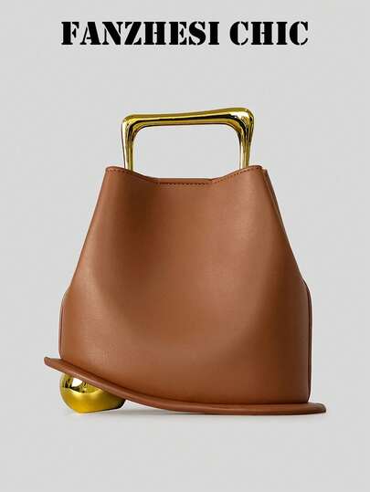 Este elegante y minimalista bolso de mujer/bolso tipo cubo está hecho de material de PU y presenta asas de metal y una correa para el hombro ajustable. Adecuado para compras, salidas y uso diario, este compacto y elegante bolso ofrece un amplio espacio interior para guardar fácilmente lápiz labial, llaves, cosméticos y otros artículos esenciales diarios. Ideal para los desplazamientos, salidas, compras, citas y diversas ocasiones de las mujeres.