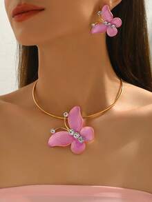 1 Set Isi 3 Buah Kalung, Choker, dan Anting Kupu-kupu 3D Modis yang Berlebihan, Unik dan Personal, Choker Mewah Berbalut Logam, Anting dan Kalung Kupu-kupu Berlian Imitasi Berwarna-warni, Cocok untuk Pakaian Sehari-hari, Liburan, dan Pesta Wanita - Hot Pink - View 3