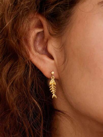 زوج من أقراط شكل عظم السمك المصنوعة من الفولاذ المقاوم للصدأ، مقاومة للماء وعديمة الاهتراء، تصميم بسيط وأنيق، مناسبة للاستخدام اليومي للنساء