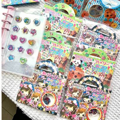 Hình dán kim tuyến phong cách hoạt hình retro dễ thương, thích hợp để trang trí ốp điện thoại. Thiết kế kiểu túi xách 3D rất phù hợp cho các bạn nữ, giá trị tuyệt vời! Họa tiết thú cưng đáng yêu bao gồm chó, mèo và thỏ sẽ khiến bạn cảm thấy vui vẻ!