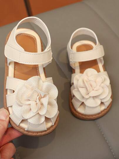 1 Đôi dép xăng đan đế bằng bằng da PU mềm màu trắng họa tiết hoa mẫu đơn cho bé gái, màu trơn, đế cao su bền chắc, chống trượt, thiết kế mũi tròn, kiểu dáng hở mũi thời trang, có khóa dán, phù hợp cho bé gái từ 3-15 tuổi, học sinh, đi biển, du lịch, ở nhà, dự tiệc, mẫu mới Xuân/Hè 2026.