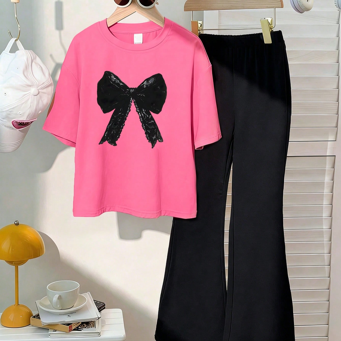 Set de 2 piezas de ropa casual para niñas, conjunto de camiseta holgada con estampado de lazo lindo + pantalones acampanados, ropa cómoda y suave pa