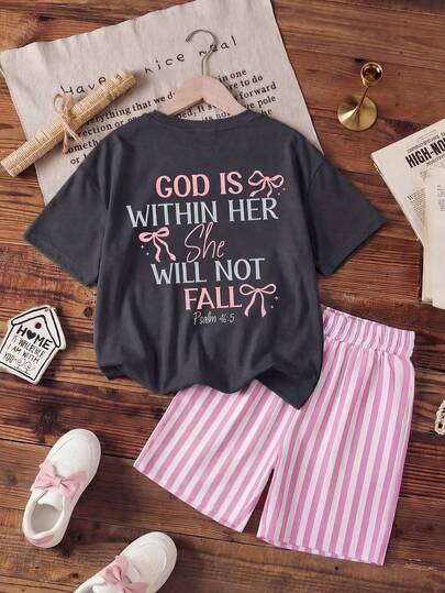 Bộ 2 món cho bé gái gồm áo thun in hình nơ dễ thương và quần short kẻ sọc hồng trắng, trang phục mùa hè thường ngày thời trang cho trẻ em.