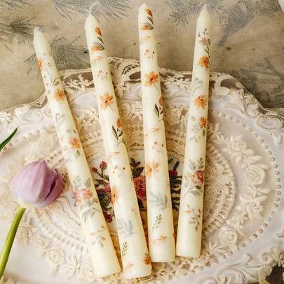 Nến dài họa tiết hoa diên vĩ; Nến sáp đậu nành thủ công, không khói; Trang trí nhà cửa thanh lịch; Hoàn hảo cho bàn tiệc cưới, quà tặng phù dâu, trang trí bàn tiệc đính hôn, bàn ăn tối lãng mạn dưới ánh nến, và làm quà tặng Ngày của Mẹ cho các bà; Lý tưởng cho trang trí tiệc mùa xuân.