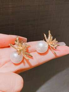 1 Pair European And American Fashion Metal Flower Shaped Earrings, Niche Design Personalized Earrings, Suitable For Party, And Daily Wear - Gold - View 3