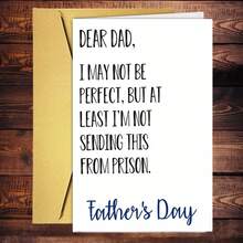 Una tarjeta de Día del Padre divertida que presenta un mensaje que dice "No desde la prisión", diseñada en blanco con texto negro, ideal para regalar a tu papá - Talla única - Ver 3