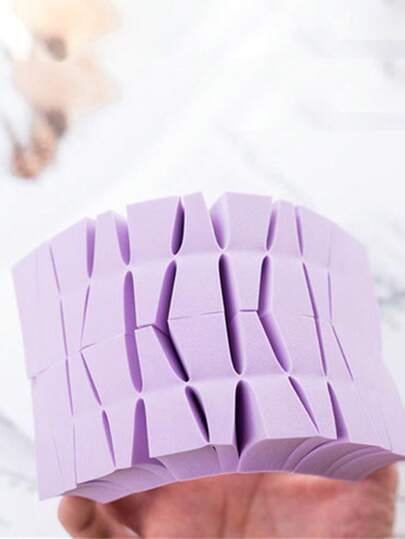 1个干湿两用粉扑，三角形纯色，强吸水性，气垫粉扑，果冻质地，耐用，清洁卫生。