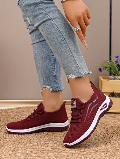 酒红色休闲运动鞋，适合妈妈们穿着，舒适透气，时尚百搭，方便外出，春夏皆宜。