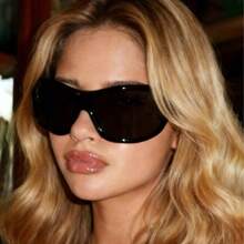 一副复古链条装饰时尚女式眼镜，适合日常佩戴和户外活动。是夏季海滩度假、户外活动和旅行中拍摄美照的理想之选。复古超大矩形镜框，搭配休闲装束，也是开学季的完美选择。 - 黑色 - 查看 3