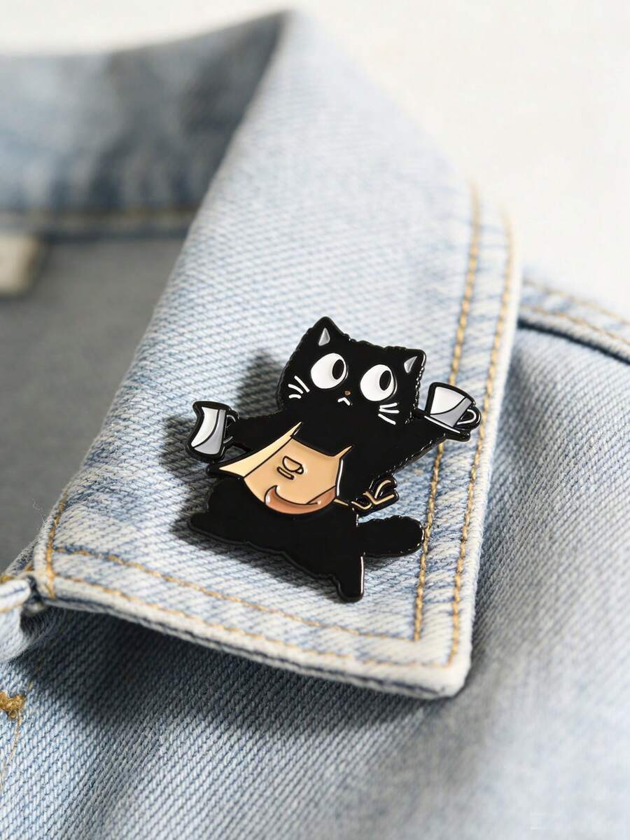 1枚“可爱咖啡师黑猫珐琅胸针 - 咖啡爱好者猫咪围着围裙拿着牛奶壶胸针，自我关爱徽章，金属胸针，时尚翻领徽章，背包衣服珠宝包别针，毕业礼物”