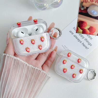 这款时尚的苹果耳机保护套套装包含一个耳机保护套，采用精致的草莓结设计，饰有草莓元素和草莓吊坠。它具有防震、保护和防尘功能，时尚美观，适合青少年和年轻人的日常使用，也是馈赠佳品。