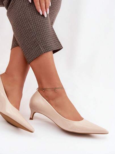 Eleganti e confortevoli décolleté in pelle verniciata da donna con tacco basso e sottile e punta affusolata, ideali per l'ufficio e le occasioni speciali, nei colori nero e beige