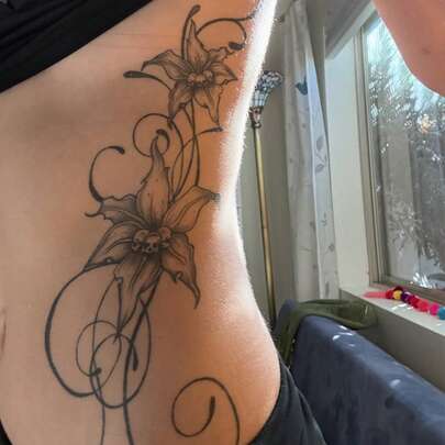 1pc Fashionable Waterproof Temporary Tattoo, Dark Gothic Skull & Lily Floral Design, Realistic Side Waist Goth Style Vine Tattoo Sticker, Suitable For People