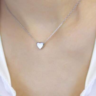 1件简约心形吊坠项链，百搭颈链，适合秋冬季节，可作为礼物送给姐妹/女友，日常佩戴