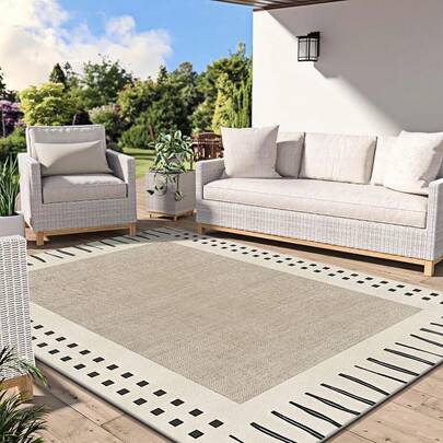 שטיח בסגנון מינימליסטי מודרני עם רקע בז' אחד, דוגמת גבול גיאומטרית שחורה. משקל בד קטיפה כ-850 גרם, עובי כ-0.6 ס"מ. השטיח עמיד בפני שחיקה, מונע החלקה וקל לניקוי. זמין במספר גדלים. מתאים למטבח/סלון/פינת אוכל/חדר שינה/מרפסת/חדר אמבטיה/חדר עבודה. בחירה מושלמת לעיצוב הבית.