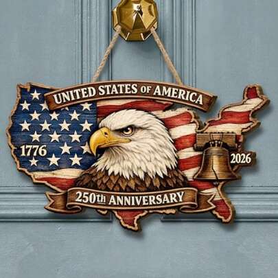 Tấm bảng gỗ trang trí tạo không khí lễ kỷ niệm 250 năm Ngày Độc lập Hoa Kỳ năm 2026.