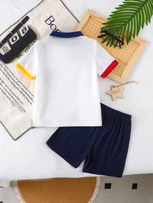 Bộ 2 món áo polo tay ngắn và quần short màu xanh hải quân phối màu tương phản cho bé trai, kiểu dáng cổ điển với họa tiết thêu hình ngựa, thoải mái và phong cách cho các hoạt động ngoài trời mùa xuân/hè và mặc thường ngày. - trắng - Xem 2