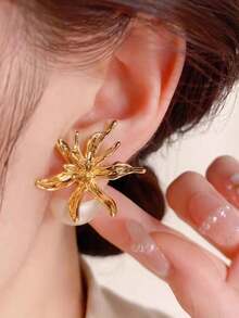 1 Pair European And American Fashion Metal Flower Shaped Earrings, Niche Design Personalized Earrings, Suitable For Party, And Daily Wear - Gold - View 4