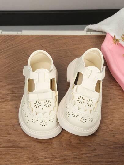 黑色镂空雕花装饰魔术贴平底鞋，时尚轻便舒适，校园风，模压鞋垫设计，提供稳定性和足部支撑，适合日常穿着。