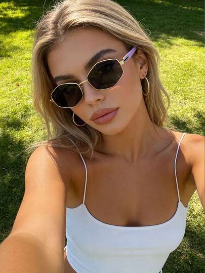 一副男女通用太阳镜，彩色镜腿，合金材质，UV400 防晒，Y2K 风格，周末度假风。