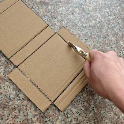Dụng cụ đục lỗ và gấp nếp bằng kim loại, tay cầm bằng gỗ bền chắc, thích hợp cho các dự án thủ công DIY, gia công bìa cứng, giúp tạo nếp gấp và uốn cong đều đặn.