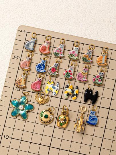 1 pieza Mini accesorio de joyería con colgante de dibujos animados que contiene elementos gráficos como gato, cohete, florero, ojo de Kruse, etc. El material de acero inoxidable chapado en oro de 18k es adecuado para decorar bolsos diarios, accesorios de joyería encantadores para collares, pulseras, cadenas de teléfonos móviles y llaveros de las mujeres.