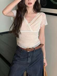 收腰V领蕾丝上衣，设计优雅合身，风格百搭，适合夏季穿着。 - 杏色 - 查看 6