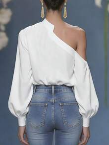 Blusa de mujer elegante de manga larga con un hombro, con botones dorados, de tela tejida, color blanco, para primavera - Blanco - Ver 2