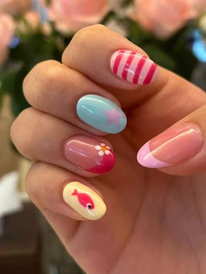 24片装夏季海洋主题美甲套装，短款椭圆形可爱假指甲，展现活泼的夏季海洋风情，融合了红白条纹、粉色星星、黄色小鱼和雏菊图案。椭圆形假指甲，非常适合夏季海滩旅行、度假郊游、日常通勤，也是送给热爱美甲的亲朋好友的趣味礼物。