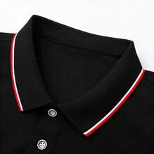 男士高級商務休閒 Polo 衫，緹花紋理鈕扣領設計，時尚品牌印花圖案，適合商務、休閒、運動、日常穿著 - 黑色 - 查看 4