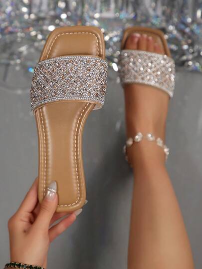 43码大码镶钻女凉鞋，2026斋月新款方头平底凉鞋，时尚纯色套脚凉鞋，夏季沙滩鞋，防滑家居拖鞋，42码防滑纯色基础款PU皮镶钻拖鞋