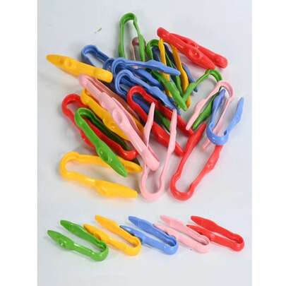 Set de 3 piezas para entrenamiento de habilidades motoras finas (color aleatorio): Incluye pasadores para el cabello, pinzas de colores y pinzas de plástico. (El producto utiliza material reforzado, duradero y no se rompe ni se deforma fácilmente. Las pinzas se abren y cierran sin problemas, con un agarre cómodo, adecuado para manos pequeñas. Las pinzas vienen en una variedad de colores, con una mezcla de diferentes colores, lo que puede atraer la atención y estimular su interés de entrenamiento. Distribución de color al azar, cada set incluye una pequeña sorpresa)