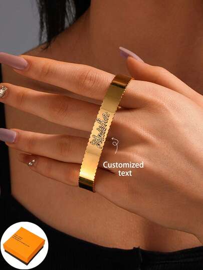Vòng tay khắc tên hai lớp bằng thép không gỉ, đính kim cương lấp lánh, kiểu dáng đơn giản và thời trang, độc đáo, có thể tự thiết kế theo ý thích với các chữ cái. Sản phẩm được đựng trong hộp quà tặng.