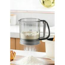 1个塑料和不锈钢单手面粉筛，半自动弹簧手柄筛，带细网和量杯，无尘烘焙工具 - 查看 4