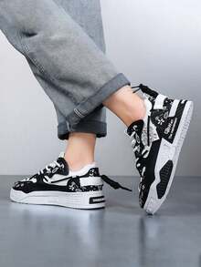 Tenis casuales versátiles para hombre de diseño clásico de moda, material de PU con suela gruesa antideslizante y cordones ajustables, calzado cómodo y ligero para trabajo uso diario y todas las estaciones - Negro - Ver 5