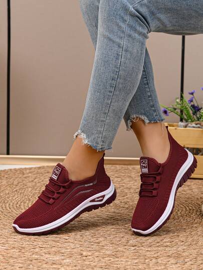Burgundy Slip-On Casual Sports Shoes For Mothers, Comfortable & Breathable, Fashionable Matching, Convenient For Outings, Suitable For Spring And Summer