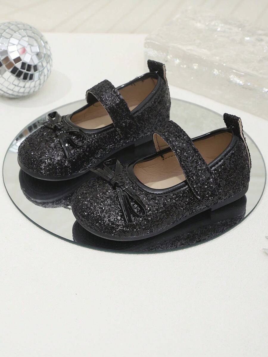 1 par de zapatos de baile planos para niñas negras, con decoración de lazo brillante de PU, diseño de punta redonda, suela suave antideslizante, con cierre de gancho y bucle, estilo princesa de moda, adecuados para uso diario, vacaciones, fiestas, interior y exterior - Negro - Ver 1