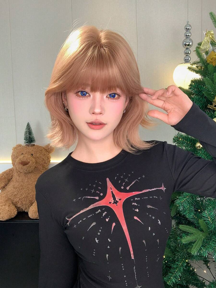 alicegarden 这款12英寸长的合成假发，拥有自然波浪卷发造型，颜色为迷人的卡其色。假发带有刘海设计，采用耐热纤维制成，经久耐用。这款假发非常适合日常佩戴，外观自然逼真，宛如真发。 - 卡其色 - 查看 1