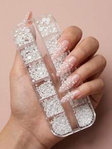 12格白色仿珍珠美甲装饰套装——包含3D和半圆形仿珍珠珠子、水钻和各种配件。这些可爱无味的“鱼子酱”仿珍珠颗粒形状和大小各异，从小到大应有尽有，是美甲爱好者的理想之选。 - 彩色 - 查看 6