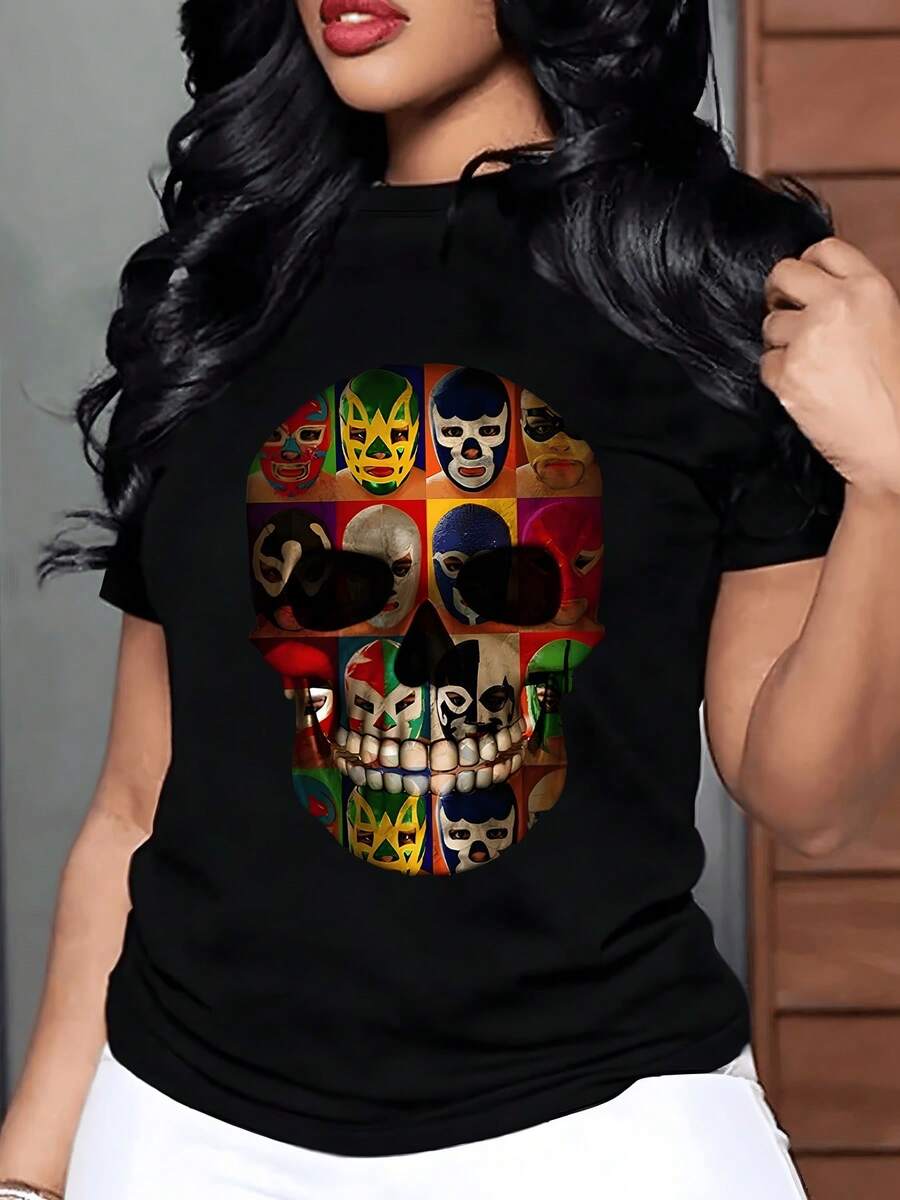 Dibujo colorido que muestra una ni?a sonriente sosteniendo un gran lápiz amarillo rodeado de flores peque?as y las palabras Club de maestras chidas en tonos vivos simbolizando alegría ense?anza y camiseta de mujer casual cómoda 220g - Negro - Ver 1