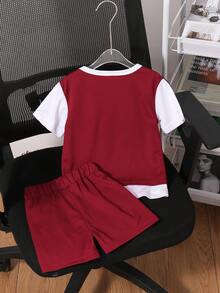 Conjunto de 2 piezas de camiseta de manga corta con cuello redondo y pantalones cortos con estampado del número 68, conjunto deportivo ligero y transpirable de ropa casual para niños pequeños - Rojo - Ver 2