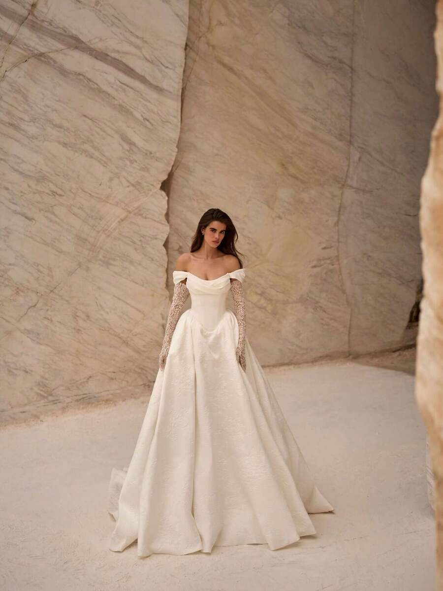 Strapless Corset Satin A-Line Wedding Dress With Flowing Full Skirt, Minimalist Classic Bridal Gown With High-Quality Matte Satin And Structured Tailoring, Perfect For Church Ceremonies, Main Weddings, Holiday Celebrations, Christmas, Halloween, Birthday Parties, Prom Nights, Evening Receptions, Special Occasions, Featuring Clean Lines, Feminine Sweep, Comfortable Fit, Timeless Sophistication, Statement Dress For Brides Seeking Classic, Polished, Elegant, And Refined Look With Luxurious Silhouette - 白色 - 查看 1