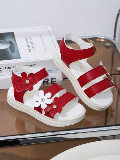 一双2026夏季儿童厚底凉鞋 - 撞色花朵软底厚底凉鞋，魔术贴设计，时尚休闲舒适。是商场购物、夏季旅行、日常外出和公园散步的理想选择，可轻松搭配各种儿童服装和儿童运动凉鞋。